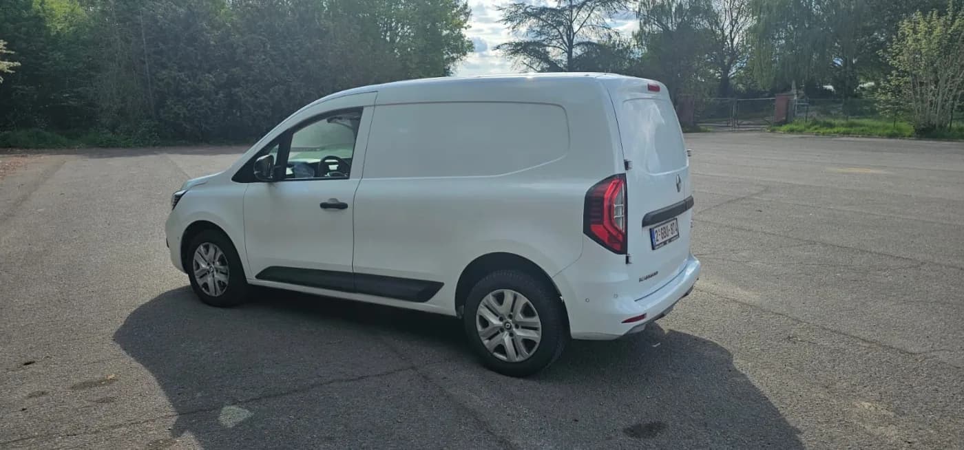 Le Kangoo de trois quarts arrière