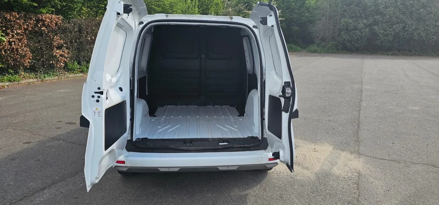 Le coffre du Kangoo, portes arrière ouvertes