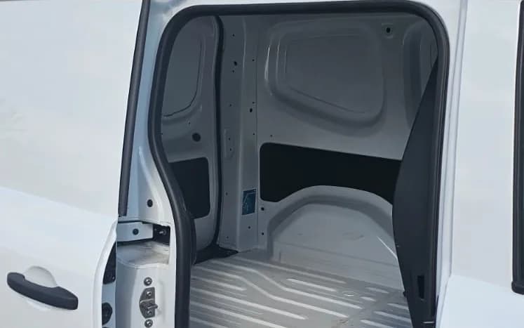 La porte latérale coulissante du Kangoo, ouverte